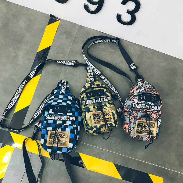 O geantă mică pentru bărbați cu inscripții în mai multe culori