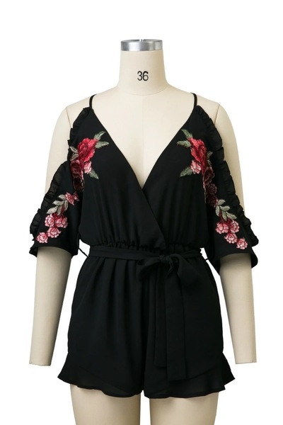 Salopeta de dama scurta eleganta pentru vara cu broderie in doua culori