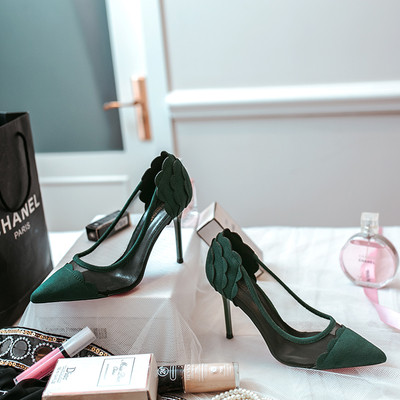 Κομψά γυναικεία παπούτσια με δαντέλα σε δύο χρώματα