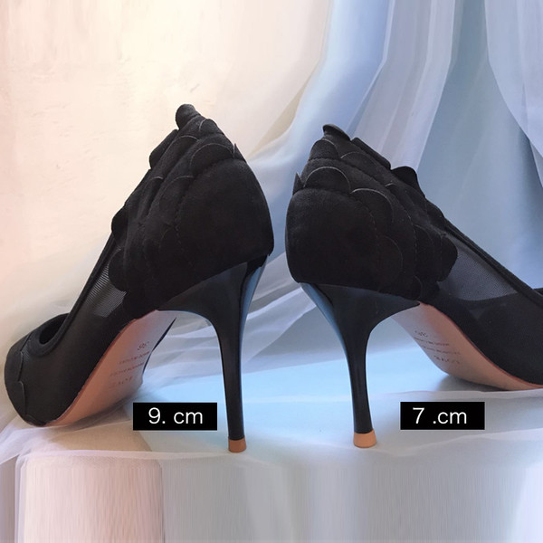 Κομψά γυναικεία παπούτσια με δαντέλα σε δύο χρώματα