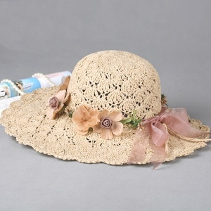 Palarie de plaja dama cu elemente florale in mai multe culori