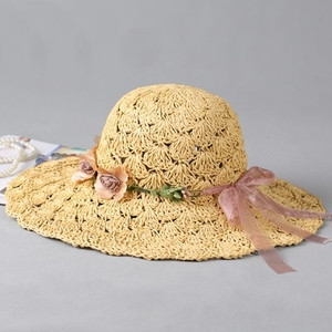 Palarie de plaja dama cu elemente florale in mai multe culori