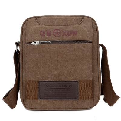 Ανδρική τσάντα με τετράχρωμη επιγραφή