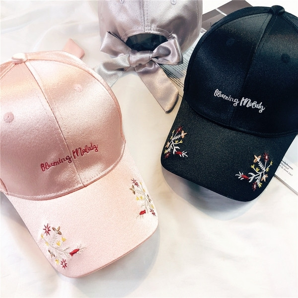 Pălărie sport de damă cu motive florale și inscripție în patru culori