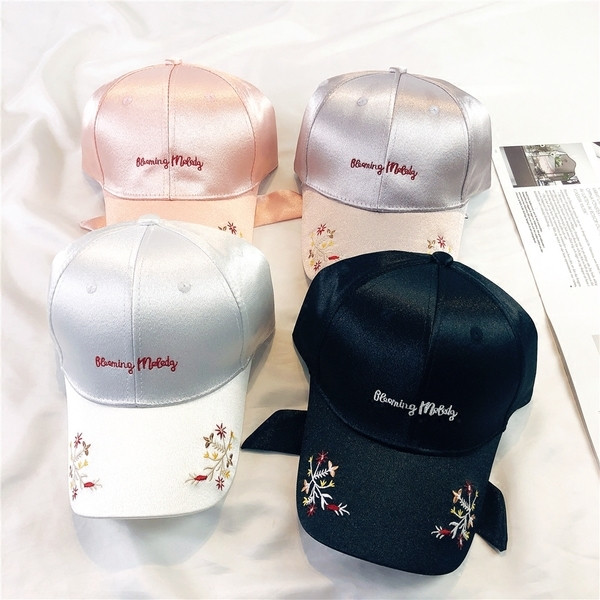 Pălărie sport de damă cu motive florale și inscripție în patru culori