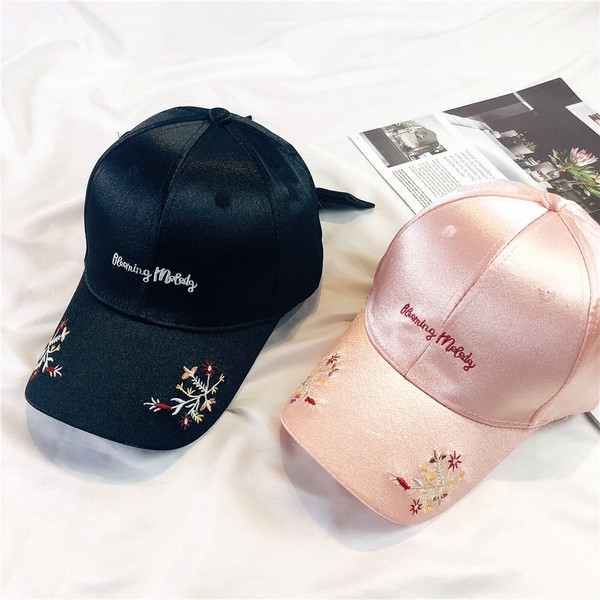 Pălărie sport de damă cu motive florale și inscripție în patru culori