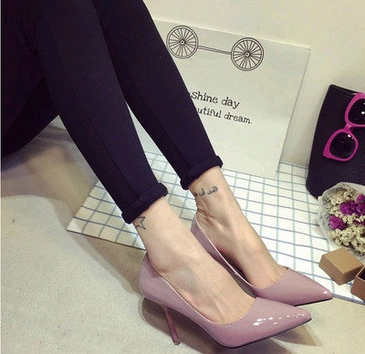 Κομψά γυναικεία παπούτσια σε διάφορα χρώματα