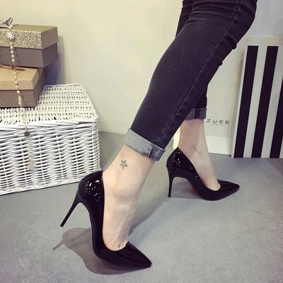 Κομψά γυναικεία παπούτσια σε διάφορα χρώματα