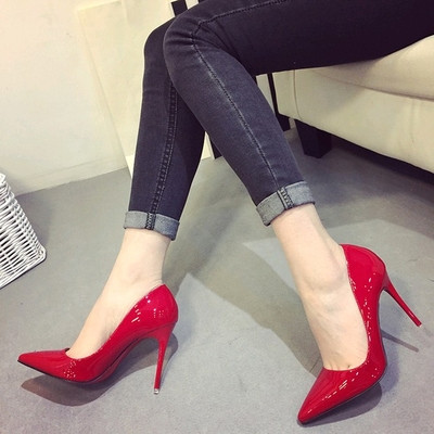 Κομψά γυναικεία παπούτσια σε διάφορα χρώματα