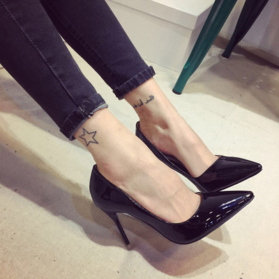 Κομψά γυναικεία παπούτσια σε διάφορα χρώματα