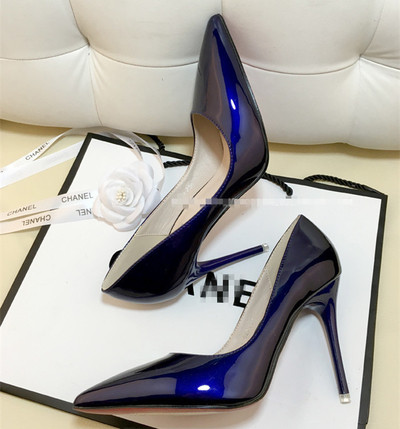 Κομψά γυναικεία παπούτσια σε διάφορα χρώματα