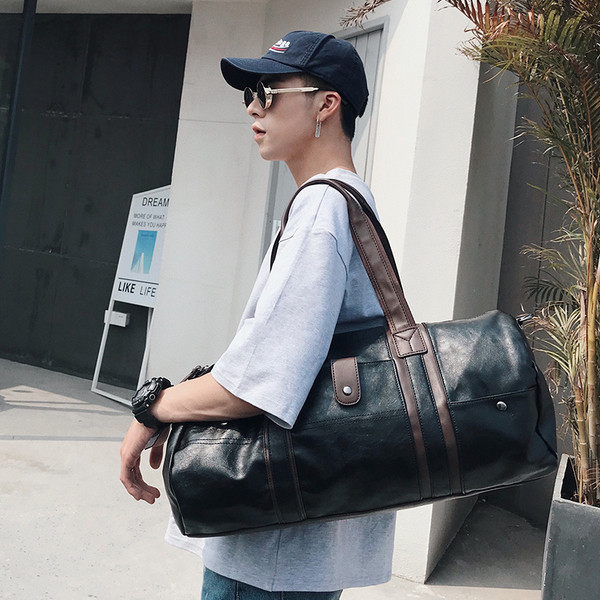 Geanta barbati in doua culori potrivita pentru sport sau calatorii