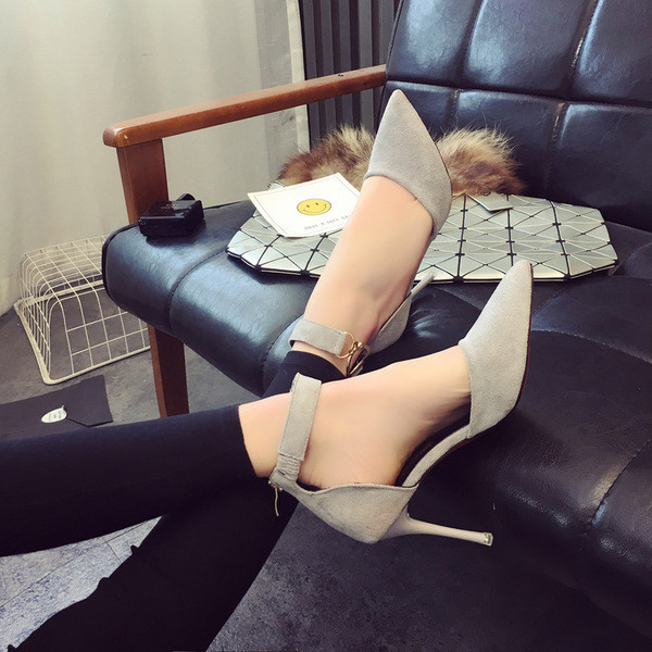 Pantofi semi-deschiși de damă eleganti, cu decor metalic în jurul gleznei