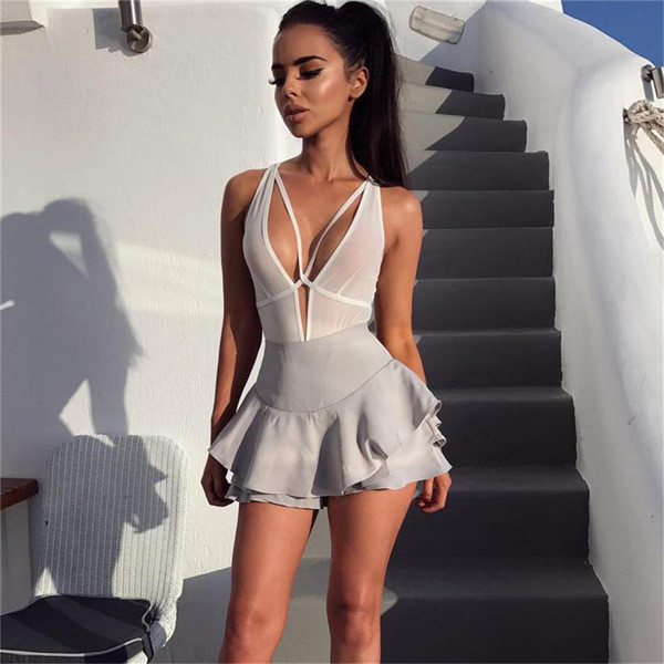 Corp de femeie cu un decolteu adânc și legături în cruce - alb-negru