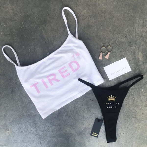 Top de damă cu inscripție roz și bretele subțiri