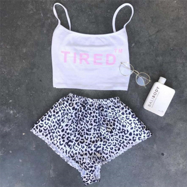 Top de damă cu inscripție roz și bretele subțiri