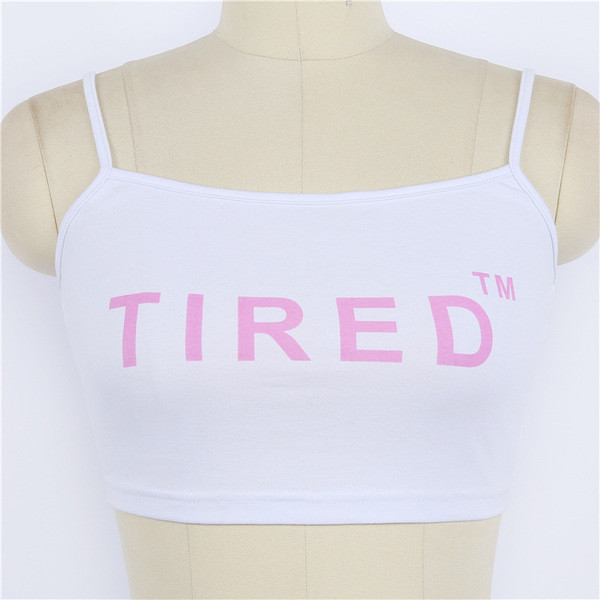 Top de damă cu inscripție roz și bretele subțiri