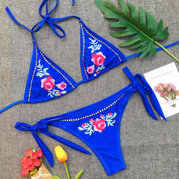 Costum de baie elegant din 2 părți în culoarea albastră + decor floral