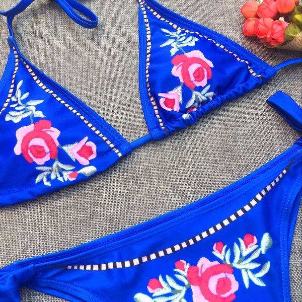 Costum de baie elegant din 2 părți în culoarea albastră + decor floral