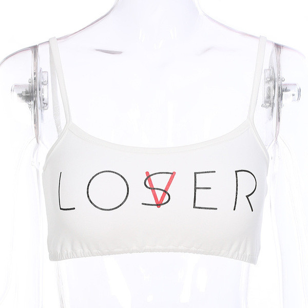 Top scurt de damă, cu o inscripție interesantă și bretele subțiri