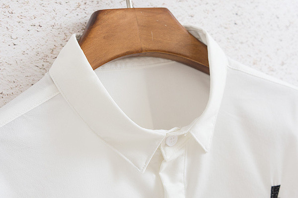 Cămașă modernă pentru bărbați cu broderie în alb