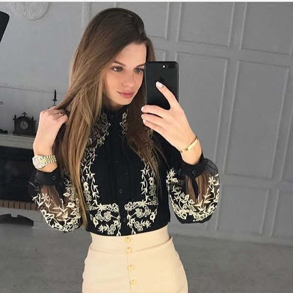 Cămașă elegantă de damă neagră cu broderie și mâneci transparente