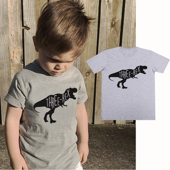 Παιδικό T-shirt για αγόρια με μια ενδιαφέρουσα εκτύπωση και ένα κολάρο σε σχήμα O