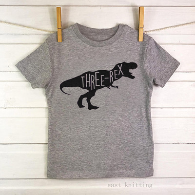 Παιδικό T-shirt για αγόρια με μια ενδιαφέρουσα εκτύπωση και ένα κολάρο σε σχήμα O