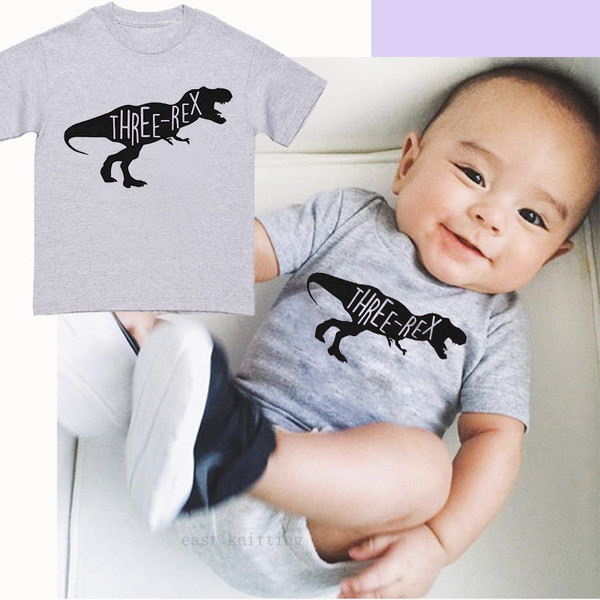 Παιδικό T-shirt για αγόρια με μια ενδιαφέρουσα εκτύπωση και ένα κολάρο σε σχήμα O