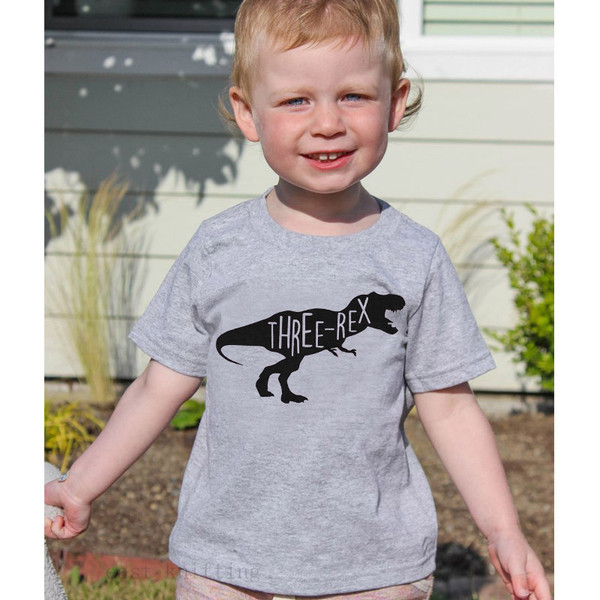 Παιδικό T-shirt για αγόρια με μια ενδιαφέρουσα εκτύπωση και ένα κολάρο σε σχήμα O