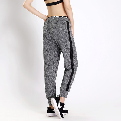 Pantaloni sport de damă cu bandă elastică largă cu inscripție și margine laterală albă