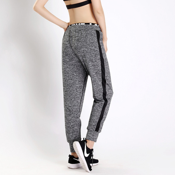 Pantaloni sport de damă cu bandă elastică largă cu inscripție și margine laterală albă