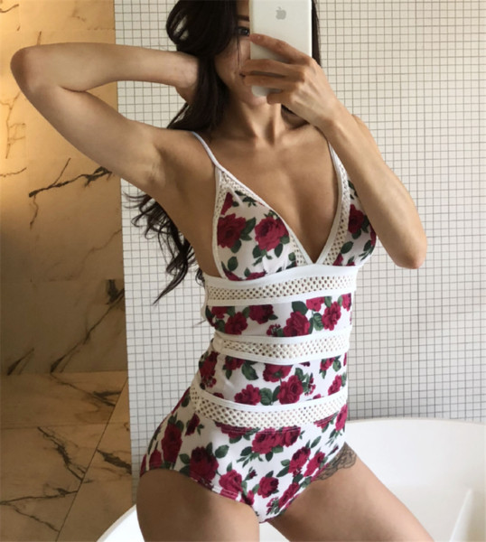 Model nou! Un costum de baie complet cu un decolteu adânc și modele florale