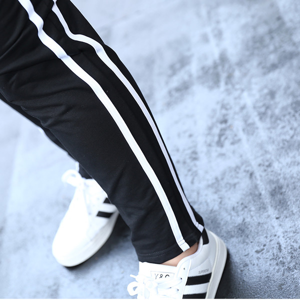 Costum casual de dama negru cu margini albe pe laterale