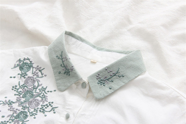 Cămașă de damă cu broderie și buzunar