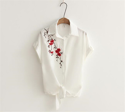 Cămașă albă de damă cu mâneci scurte și broderie în mai multe variante