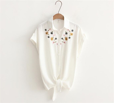 Cămașă albă de damă cu mâneci scurte și broderie în mai multe variante