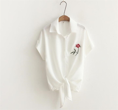 Cămașă albă de damă cu mâneci scurte și broderie în mai multe variante