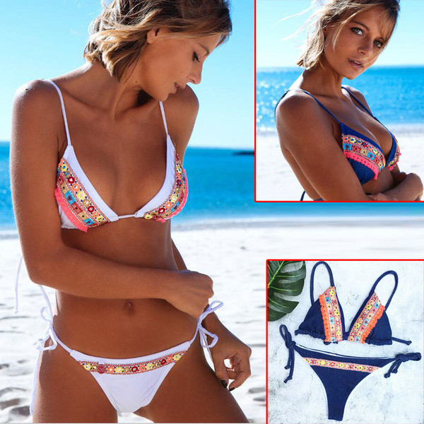 Costum de baie actual de damă în alb și albastru cu paiete strălucitoare