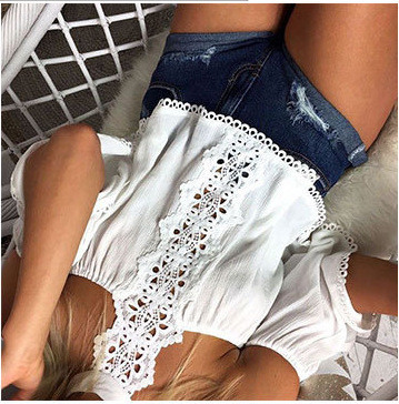 Cămașă albă de șifon de damă cu dantelă și umeri căzuți