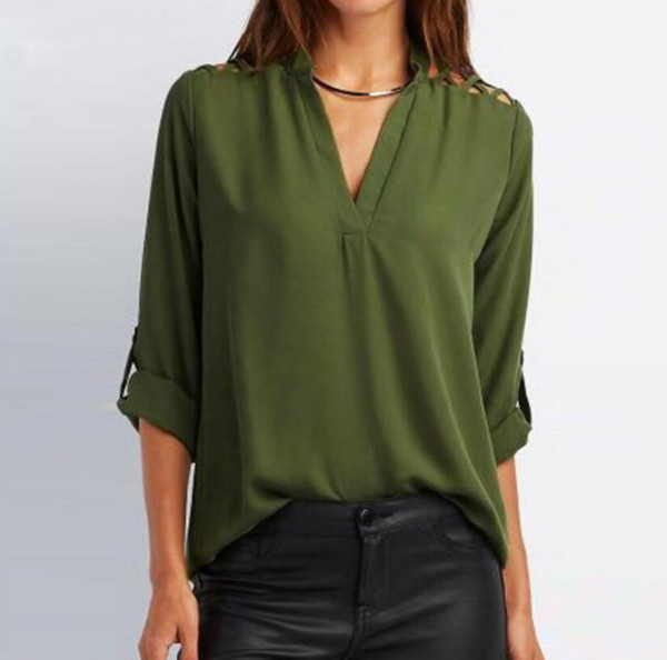 Свободна дамска риза с V-образно деколте в два цвята