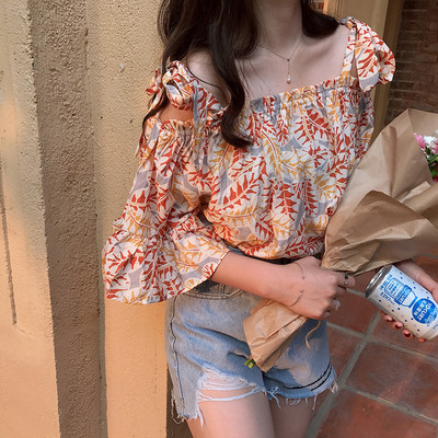 Bluză de damă cu modele florale și umăr căzut