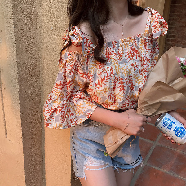 Bluză de damă cu modele florale și umăr căzut