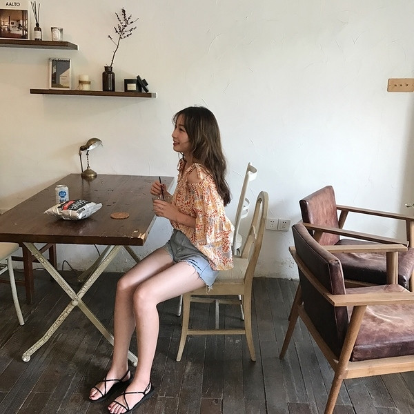 Bluză de damă cu modele florale și umăr căzut