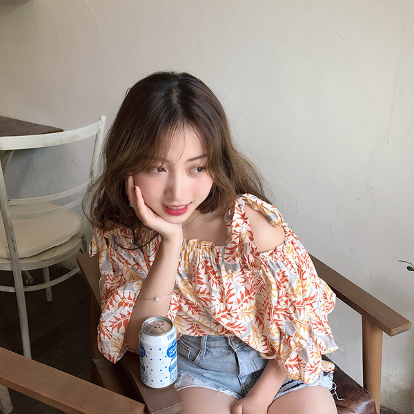 Bluză de damă cu modele florale și umăr căzut