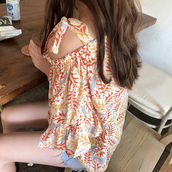 Bluză de damă cu modele florale și umăr căzut