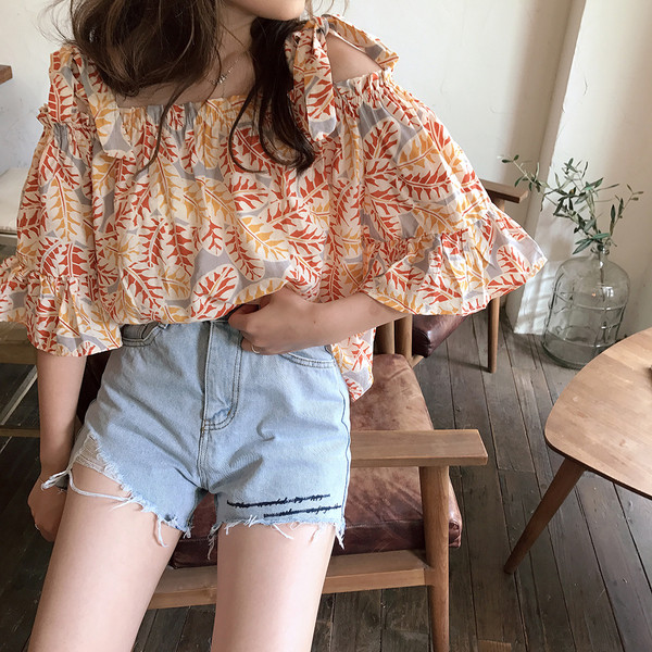 Bluză de damă cu modele florale și umăr căzut