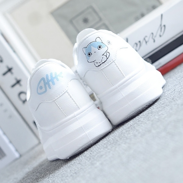 Adidasi de dama proaspeti cu plasa si aplicatie in alb