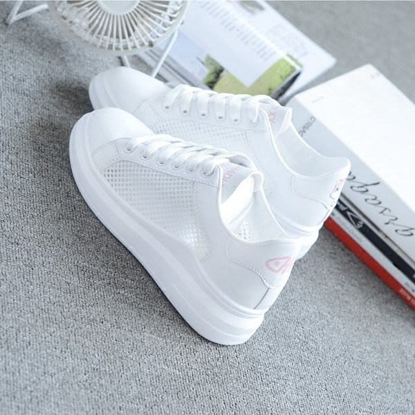 Adidasi de dama proaspeti cu plasa si aplicatie in alb