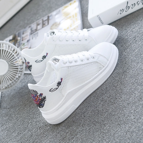 Καλοκαιρινά γυναικεία  παπούτσιαμε έγχρωμο κεντήματα σε λευκό χρώμα